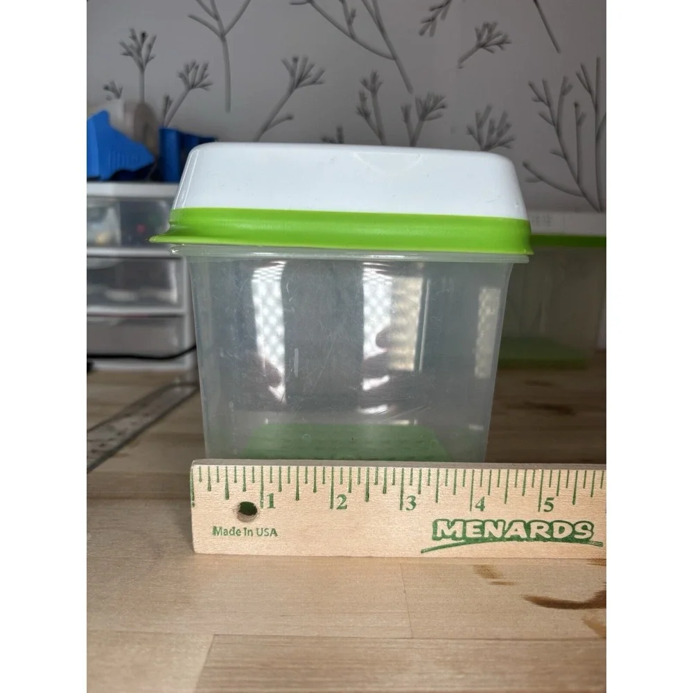 Rubbermaid Produce Saver Set‎ 6.3 & 17.3 Cups Green White Vented Lid